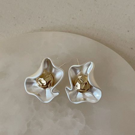 Opzione di colore argento alternativa per gli orecchini a petalo, con lo stesso centro in oro lucido.