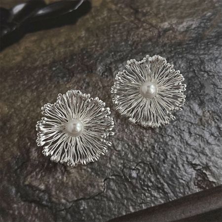Orecchini Floreali Dichiarativi con Centro in Perla in Ottone - Vendita all'Ingrosso - Un paio di orecchini floreali dichiarativi realizzati in ottone argentato, ciascuno con un intricato design a petalo e una perla lucente al centro.