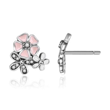 Gedetailleerd uitzicht op de zilveren bloemenoorbellen met de roze en heldere cubic zirconia edelstenen.