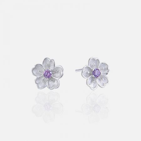 Boucles d'oreilles en fleur de cerisier en argent sterling 925 (5 paires) - Une paire de boucles d'oreilles en argent sterling 925 en forme de fleur de cerisier avec des centres de gemmes violettes vives, présentée sur un fond blanc propre.