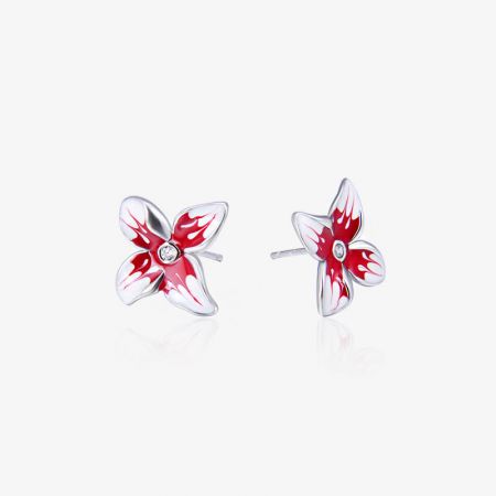 Vista dettagliata degli orecchini a bottone a forma di fiore in smalto rosso e bianco in argento sterling.
