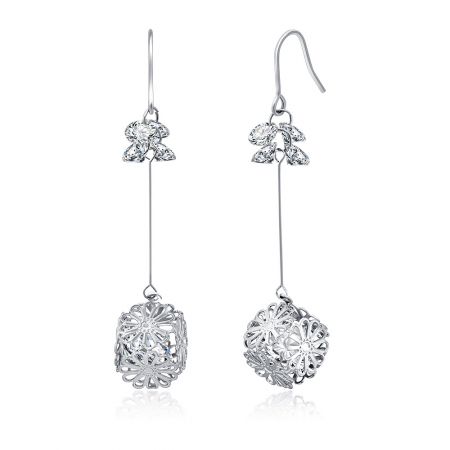 Perfil lateral de los pendientes Daisy Drop que muestra la parte superior floral y la elegante forma colgante.