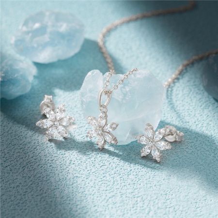 925 Sterling Silver Snowflake Stud Earring and Necklace Set - A stunning 925 sterling silver snowflake jewelry set, including a delicate necklace and matching stud earrings, adorned with sparkling clear gemstones.
