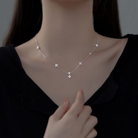 925 스털링 실버로 만든 클래식한 은색 마감의 네잎클로버 목걸이의 상세 보기.
