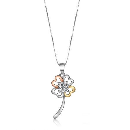 Colgante en flor de tres tonos - Primer plano del colgante de tres tonos en flor, que muestra su intrincado diseño floral con pétalos de plata, oro y oro rosa que rodean una piedra central de circonio cúbico.