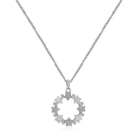 Collar con colgante de corona de estrellas al por mayor - Primer plano del collar con colgante de corona de estrellas, mostrando su intrincado diseño en plata y el baño de rodio sobre un fondo blanco.