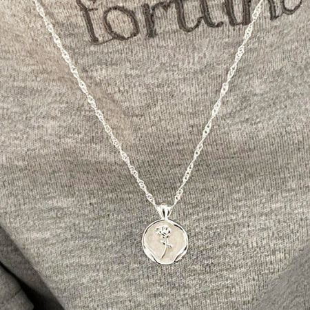 Collier en Disque Émaillé Rond en Argent 925 en Gros - Un gros plan du collier en argent sterling 925 de l'ensemble en gros, mettant en valeur le design détaillé de la fleur émaillée sur le pendentif rond.