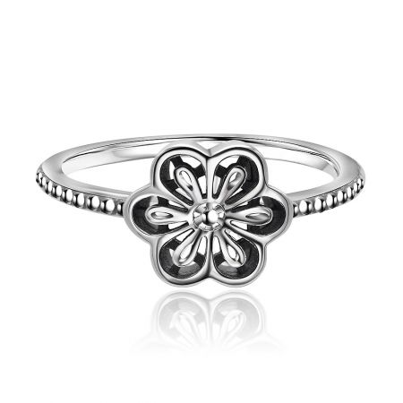 S925 Anello singolo con margherita abbagliante - Vista frontale dell'anello S925 Single Dazzling Daisy, che mette in mostra il suo intricato design floreale realizzato in argento sterling.