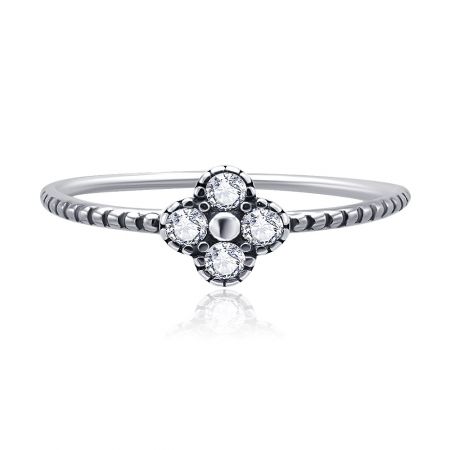 Anello in argento sterling 925 CZ a forma di fiore con quattro petali - Primo piano dell'anello a forma di fiore con quattro petali in argento sterling 925, che mette in mostra l'intricato design della zirconia cubica a forma di fiore.