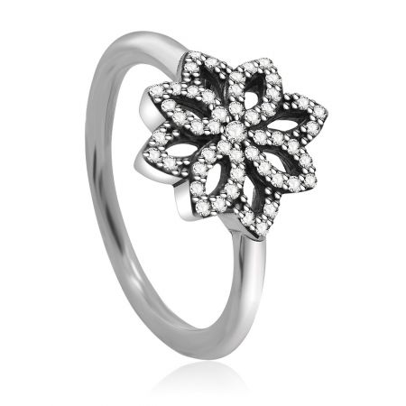 Perfil lateral del Anillo de Plata con Baño de Niquel en Forma de Copo de Nieve, mostrando el detallado engaste y el brillo de las gemas de circonita cúbica.