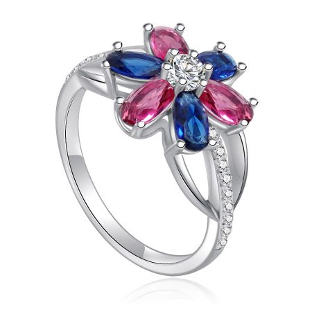 Vista lateral del anillo de banda de CZ con flores, destacando las piedras preciosas rosas y azules.