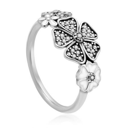Vista detallada del racimo floral del Anillo Bouquet Brillante de Plata, destacando las piedras de circonio cúbico brillantes.