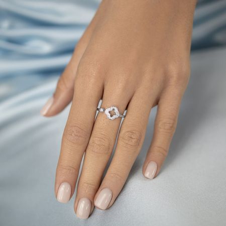 Vue détaillée de la bague ajustable en argent sterling 925 en forme de trèfle porte-bonheur pour femmes.