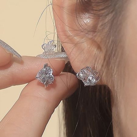Un paio di orecchini a forma di cuore in argento sterling 925, che evidenziano la loro finitura scintillante.