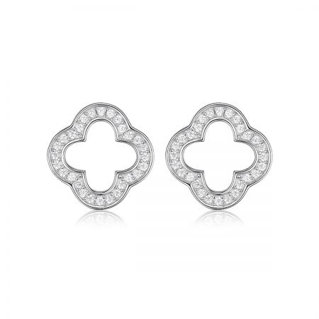 Une paire de boucles d'oreilles clous en forme de trèfle à quatre feuilles en argent sterling 925, ornées de zircon cubique étincelant.