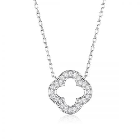 Le magnifique collier en argent sterling 925 avec un pendentif en forme de trèfle à quatre feuilles orné de pierres CZ brillantes.