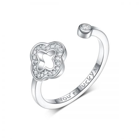 La bague en argent sterling 925 en forme de trèfle porte-bonheur avec des accents de pierres CZ brillantes, montrée sous un autre angle.