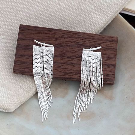 Boucles d'oreilles pendantes à glands en chaîne en argent sterling 925 (5 paires) - Une paire de boucles d'oreilles pendantes à glands en argent sterling 925 élégantes sur un fond blanc propre, mettant en valeur leur design de franges complexe.