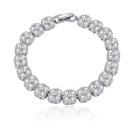 Pulsera de Tenis de Circonita Cúbica Chapada en Rodio - Una pulsera de tenis de circonita cúbica chapada en rodio con piedras preciosas brillantes dispuestas en un patrón clásico y elegante sobre un fondo blanco.