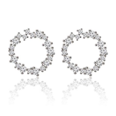 Pendientes Halo de Círculo Cluster. - Un par de elegantes pendientes Halo de Círculo Cluster, elaborados con metal de tono plateado y piedras de circonio cúbico transparentes brillantes.