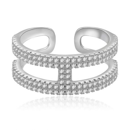 H Design Pave CZ Ring - Vooraanzicht van de H Design Pave CZ Ring, die de rhodium-geplateerde messing band en de ingewikkeld geplaatste cubic zirconia stenen toont.