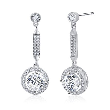 Una ripresa ravvicinata degli eleganti orecchini in argento con gemme, che mette in risalto il loro design moderno e scintillante.