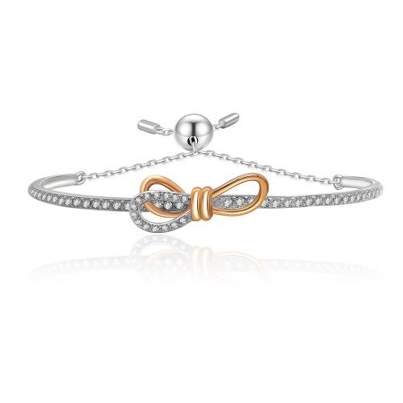 Bracelet Tied Ribbon Bow - Gros plan du bracelet Tied Ribbon Bow, avec une finition bicolore en rhodium et or rose ornée de pierres en zircon cubique blanches étincelantes.