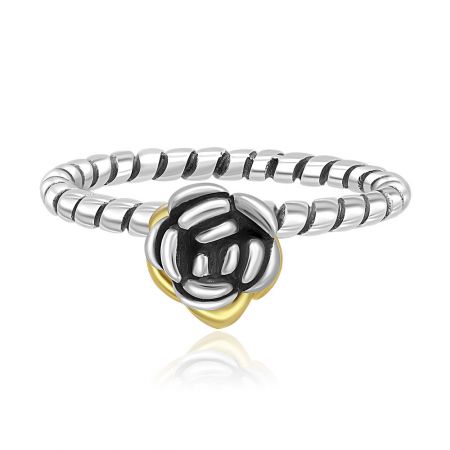 Bague de rappel à torsion rose bicolore - Un gros plan de la bague de rappel à torsion rose bicolore, mettant en valeur son design complexe inspiré des fleurs en argent sterling 925 avec un plaquage en or.