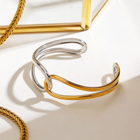 Bicolor Gouden en Zilveren Armbanden Donkere Vrouwelijke Stijl Roestvrijstalen Armbanden Set van 5 - Een minimalistische bicolor roestvrijstalen armband in goud en zilver met een elegante verweven ontwerp, dat een donkere vrouwelijke stijl vertegenwoordigt.