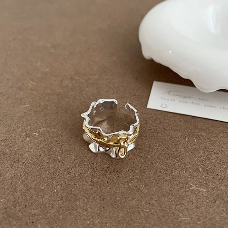 Otro ángulo del anillo de lazo minimalista, mostrando su banda ajustable.