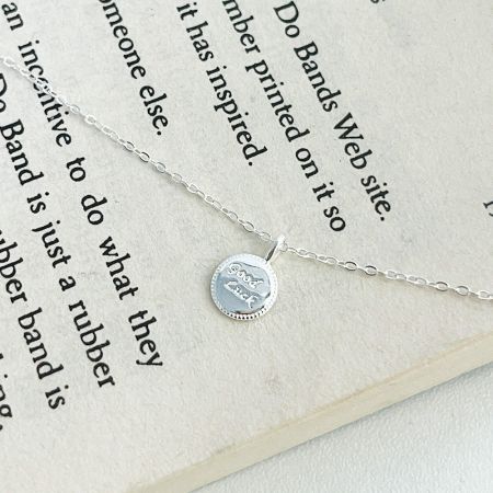 Vue de face du collier pendentif en argent sterling 925 'Bonne Chance'.
