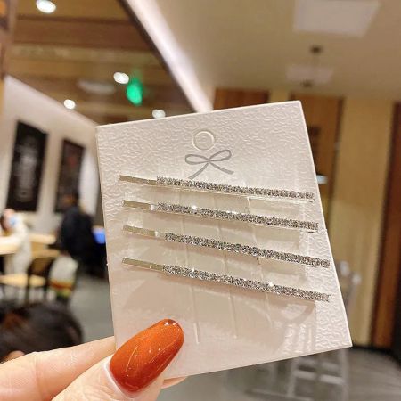 Horquillas de cristal con brillantes. - Un conjunto completo de 5 clips para el cabello adornados con brillantes plateados, elegantemente exhibidos en una tarjeta blanca de marca, perfectos para añadir brillo a cualquier peinado.