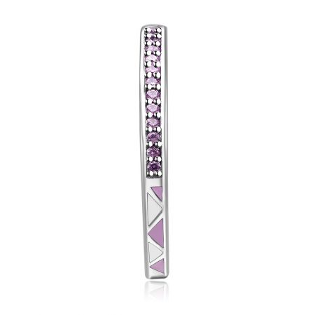 Gedetailleerde close-up van de sterling zilveren eeuwige band, die de textuur van de lichtroze epoxy-emaille en de zetting van de cubic zirconia stenen toont.