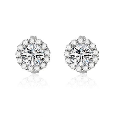 Aretes huggie de clúster de CZ de flores. - Primer plano de un arete huggie de clúster de CZ de flores, mostrando el intrincado diseño estilo halo con una zirconia cúbica central rodeada de piedras más pequeñas sobre una base de latón chapada en rodio.