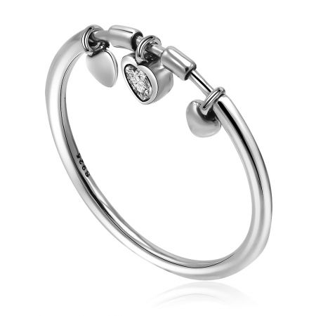 Seitenansicht des silbernen Herzanhänger-Armbands, das den mit Edelsteinen besetzten Anhänger hervorhebt.