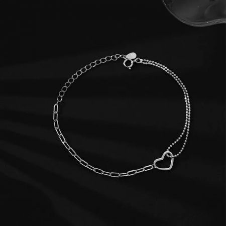 Vue rapprochée du bracelet en argent sterling minimaliste avec son fermoir ajustable.