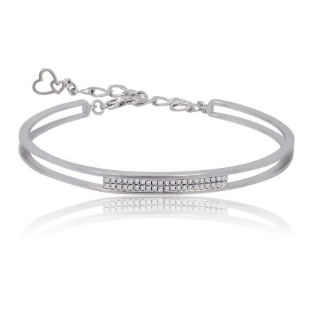 Bracelet Halo Pave Set - Gros plan du bracelet Halo Pave Set, mettant en valeur les pierres en zircon cubique serties en pavé et le fermoir en forme de cœur sécurisé.