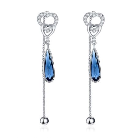 S925 Blauwe Swarovski Hart Lange Dangle Oorbellen. - Een paar S925 sterling zilveren hartvormige dangle oorbellen met blauwe Swarovski druppel edelstenen en delicate hangende kettingen.