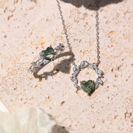 Heart of Nature: Set di 5 anelli in argento sterling 925 con cuore in zirconia verde. - Un bellissimo set di gioielli in argento sterling Heart of Nature, con anelli con gemme di zirconia verde a forma di cuore in un design a foglia d'argento.