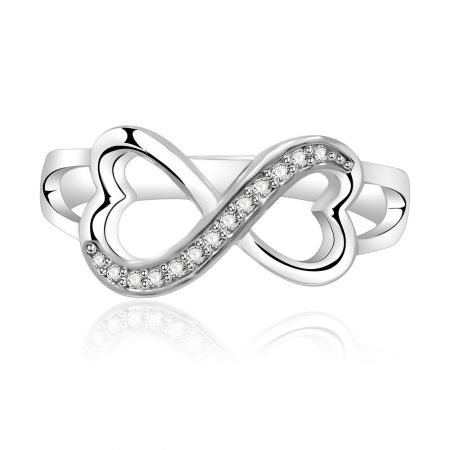 Dubbele hartvormige gespleten ring met zirkonia - Een close-up van de Double Heart Split Shank Ring, die het verstrengelde hart- en oneindigheidontwerp toont, vervaardigd in rhodium-geplateerd messing en bezet met sprankelende cubic zirconia stenen.