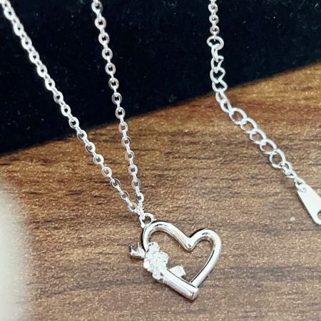 Collier pendentif romantique en argent 925 en forme de cœur avec un cadenas et une clé.