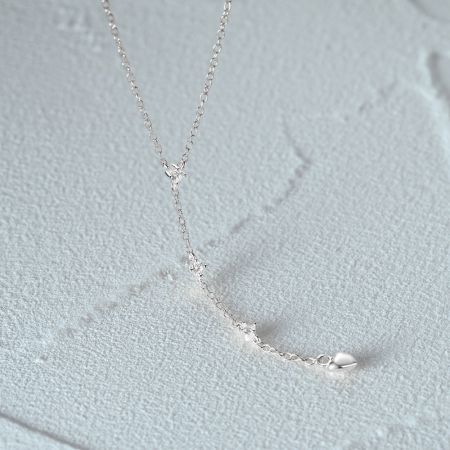 Collar Colgante en Forma de Corazón Y de Plata Esterlina 925 - Un primer plano del collar en forma de Y de plata esterlina 925, destacando su diseño minimalista y su distintivo cierre en forma de corazón.