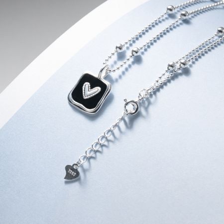 Détail du fermoir de la chaîne à perles réglable sur le collier en argent sterling 925.