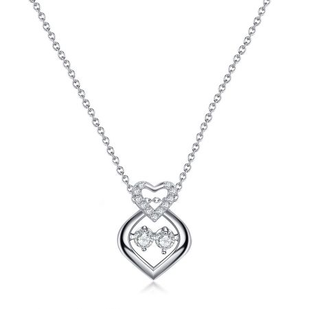 Collar con colgante de corazón CZ plateado en plata - Una vista detallada del collar con colgante de corazón CZ plateado en rodio, que muestra el intrincado diseño de doble corazón y las brillantes piedras de circonio cúbico.