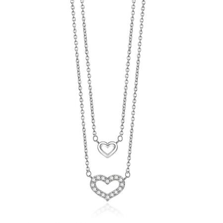 Collar de cadenas dobles Dos Corazones - Primer plano del collar de cadenas dobles Dos Corazones, mostrando dos colgantes de corazón de plata: uno pulido y otro engastado con piedras de circonio cúbico brillantes.