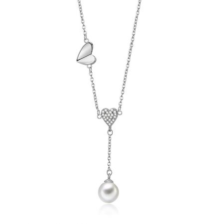 Nahaufnahme der glatten und mit Zirkonia besetzten Herzformen mit der weißen Glasperle.