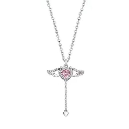 Schuin shot van de hartketting die de levendige roze edelsteen toont.