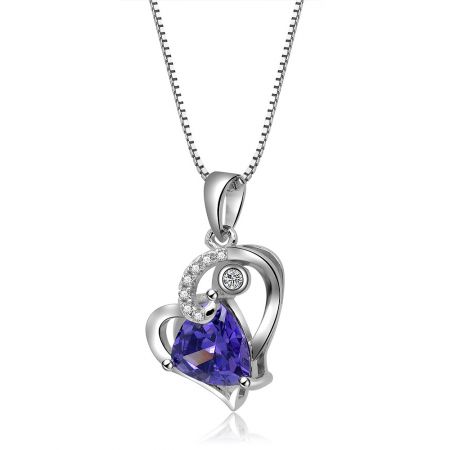 Detailaufnahme des Anhängers der Heart Connect Halskette, die den strahlenden lila Edelstein und die umliegenden kleineren Diamanten hervorhebt.