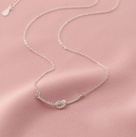 Collar de Sonrisa de Plata Esterlina 925 - Un primer plano del Collar de Sonrisa de Plata Esterlina 925, mostrando su delicado colgante en forma de corazón con una piedra de circonio cúbico brillante.