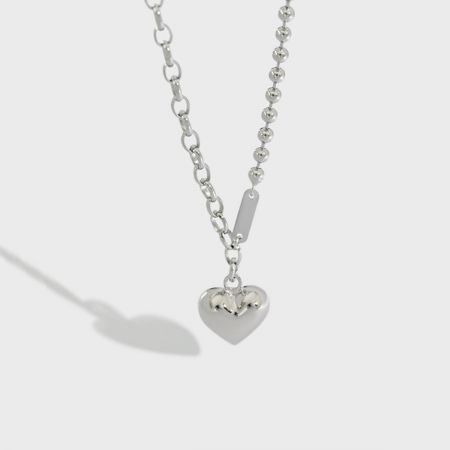 Vue claire du collier en cœur en argent sterling 925 avec sa chaîne unique moitié perles, moitié épaisse.